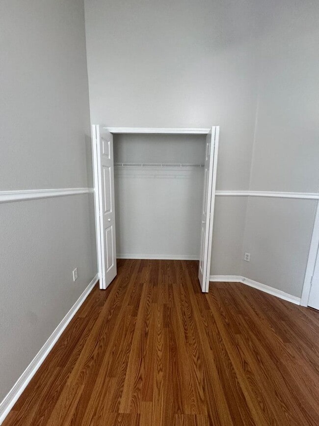 Building Photo - SPACIOUS, BEAUTIFUL 3 BEDROOM 2.5 BATH TOW...