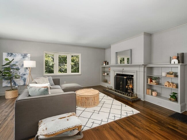 Building Photo - Gorgeous Victorian Home Ready to Rent! Hug...