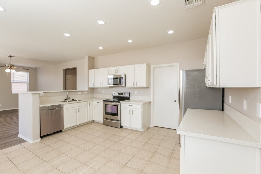 Building Photo - 6516 S 74th Ln
