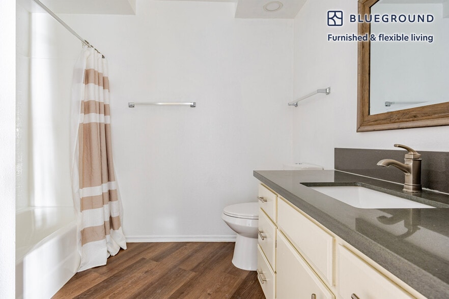 Building Photo - 747 Gayley Ave