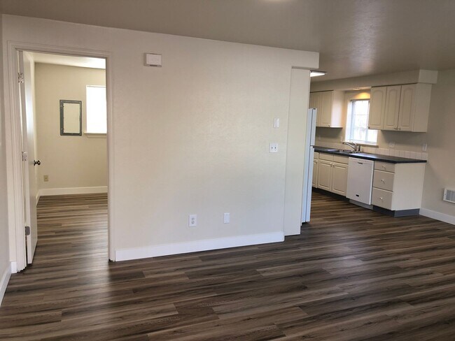 Building Photo - Updated 2 bedroom, 2 bathroom duplex in Sp...