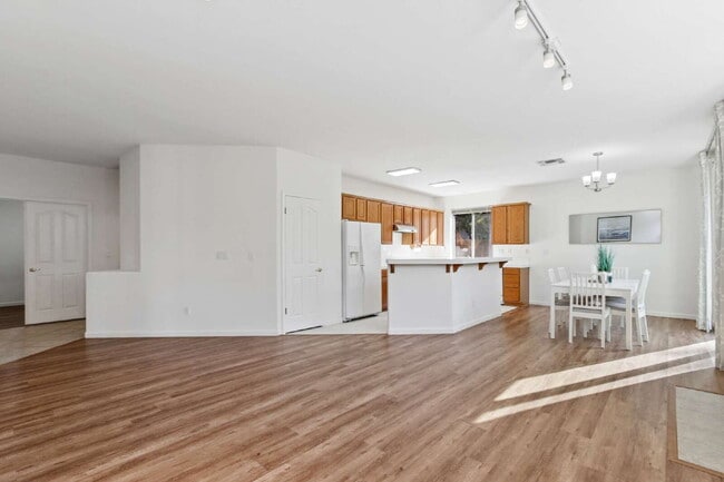 Building Photo - Single-Story 3-Bedroom with 3-Car Garage in Mace Ranch