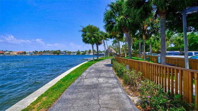 Building Photo - 2 Grove Isle Dr