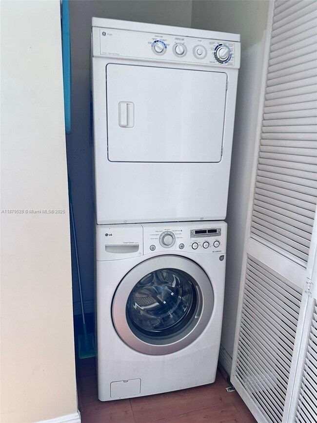 Building Photo - 1331 SW 3rd Ct