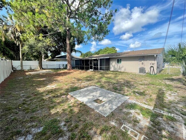 Building Photo - 2101 Utica Dr