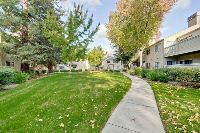 Building Photo - 2 bedroom 2 bath Condo in great neighborhood $3500