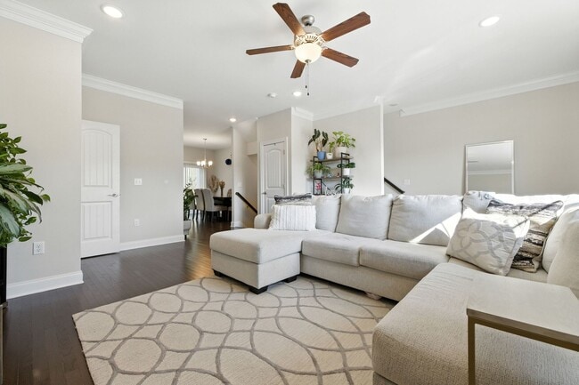 Building Photo - Immaculate Townhouse with Finished Basement