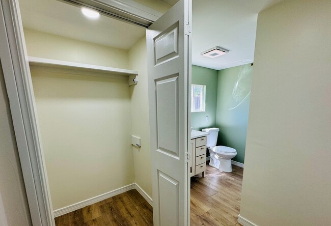 MB Walk-in Closet - 807 N Lincoln St