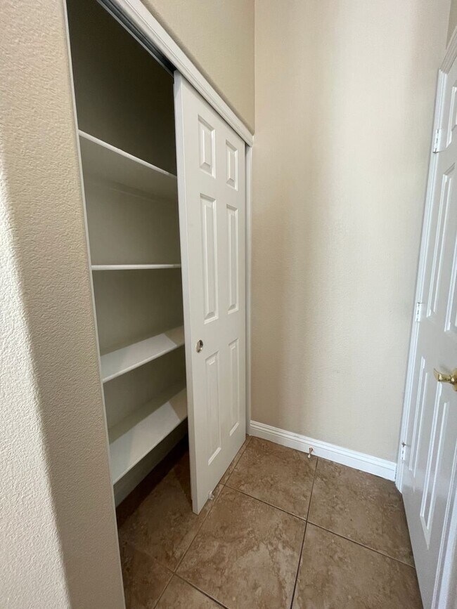 Building Photo - Gorgeous Townhome in Gated Community!