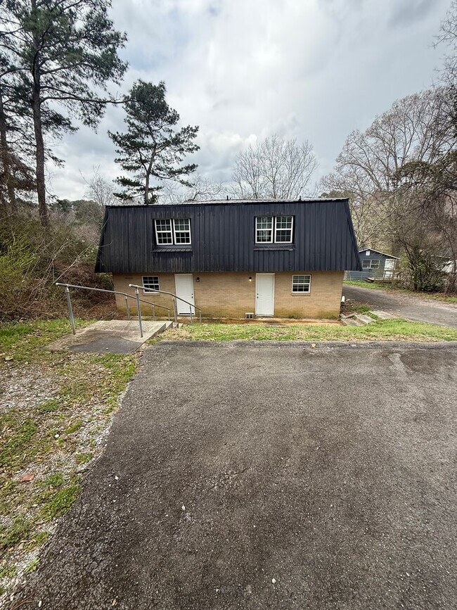 Building Photo - Looking for a comfortable place to call home? We have a great 2 bed, 1.5 bath home!