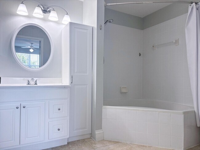 Building Photo - 2080 Greenview Shores Blvd