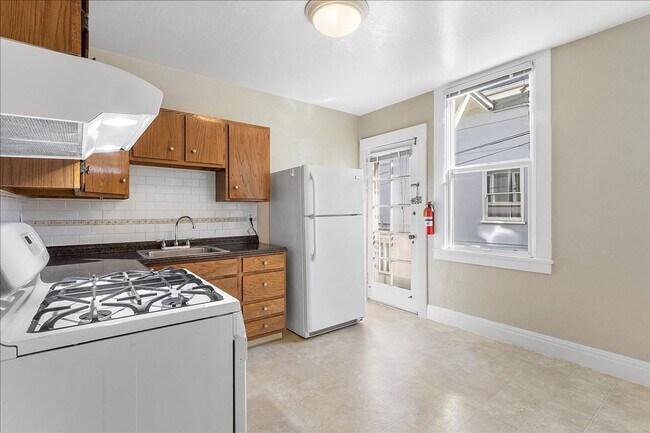 Building Photo - 2149 Santa Clara Ave