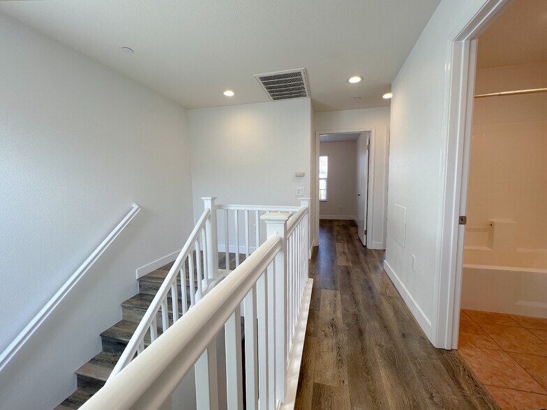 Building Photo - 16710 Nicklaus Dr