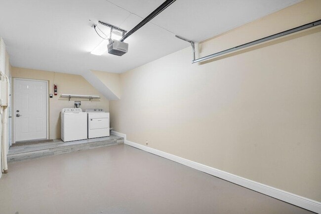 Building Photo - 11 Lexington Ln E