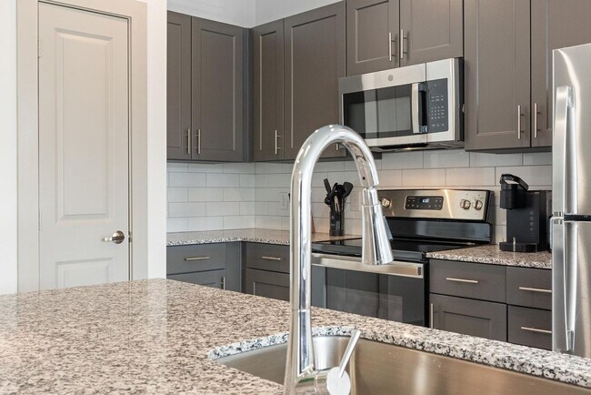 Building Photo - 12100 1/2 Ferrystone Glen Dr