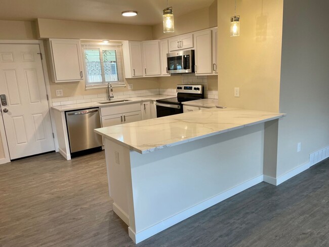 Building Photo - Newly Remodeled 2 Bed 1 Bath Home