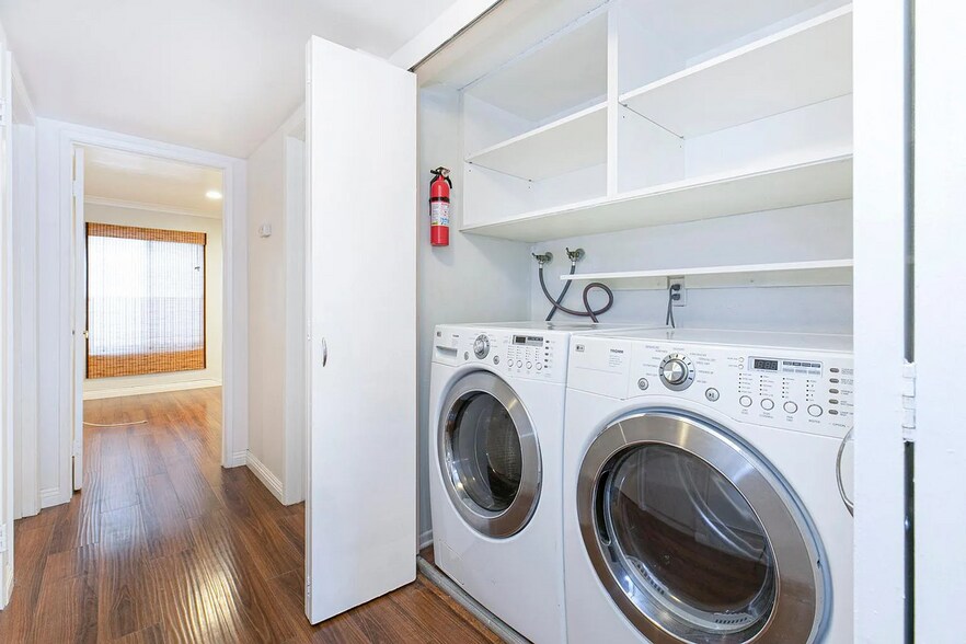 Building Photo - 14990 Victory Blvd