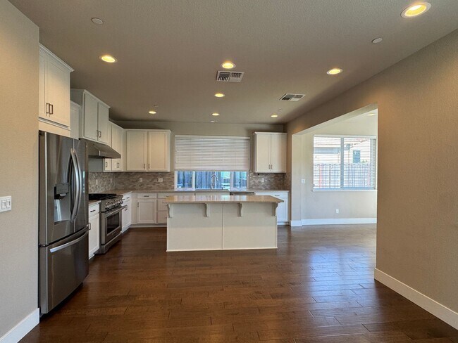 Building Photo - Fountaingrove 4 bedroom beauty