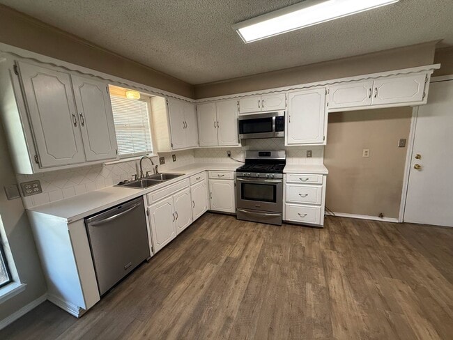 Building Photo - 2200 Hickory Dr SW