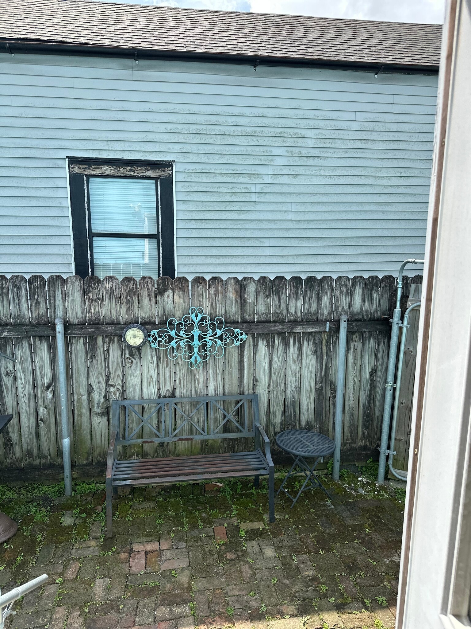 Sitting area to have coffee - 423 Dakin St