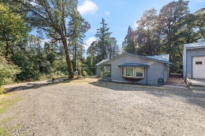 Building Photo - Spacious home with outbuilding