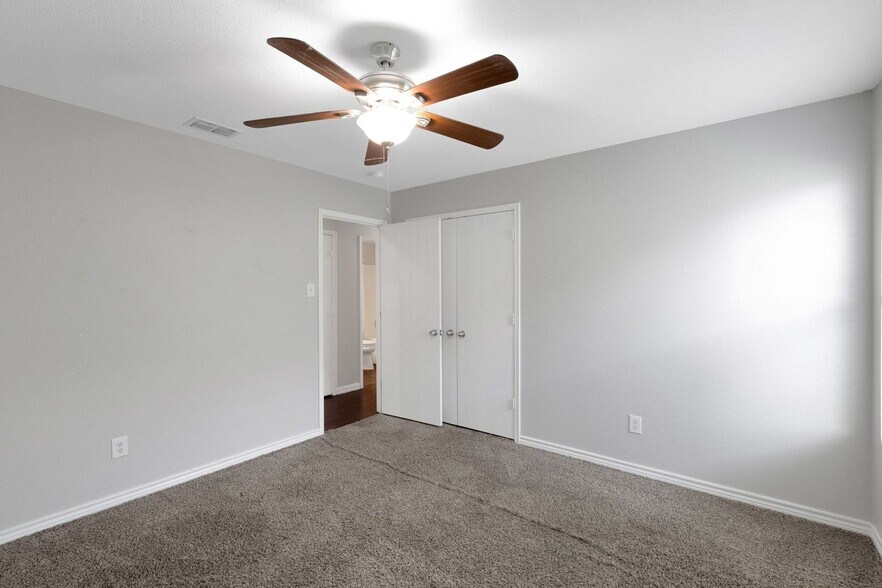 Building Photo - 2708 Bur Oak Dr