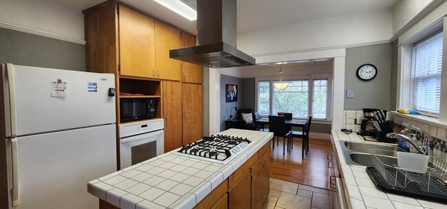Building Photo - Single Family Fully Furnished Home with Al...