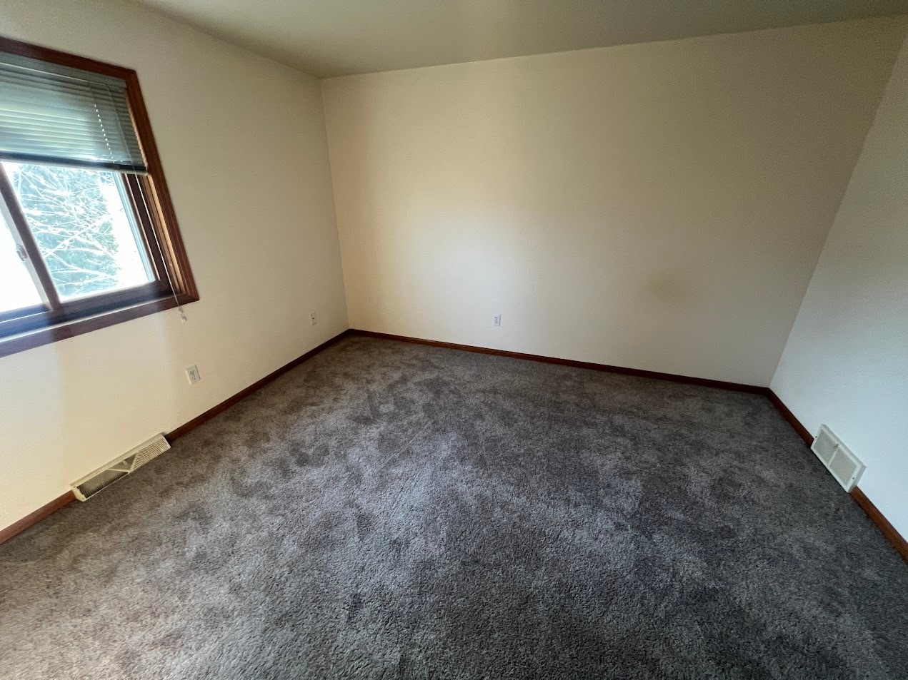 Building Photo - 910 N Clover Ln