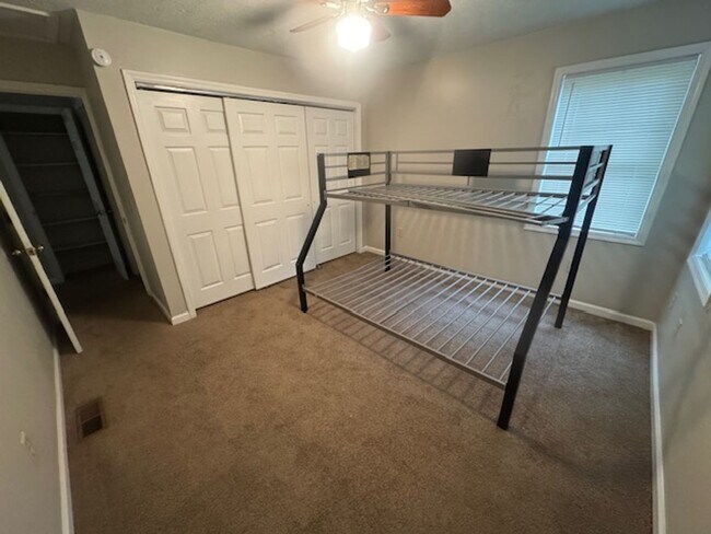 Building Photo - 106-110 Northwoods Dr