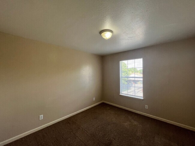 Building Photo - 5202 Fountain Lake Dr