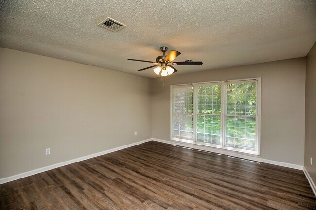 Building Photo - ** 4 Bed 2 Bath located in Ridgefield **Call 334-366-9198 to schedule a self tour