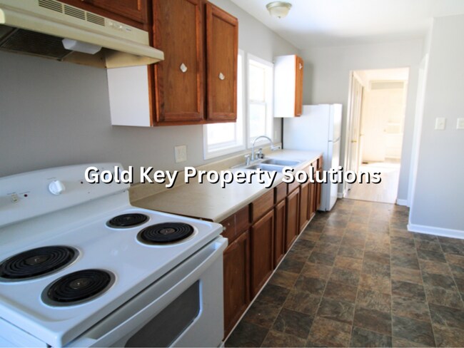 Building Photo - Roomy 3 BR 1 BA House with 2 Covered Porches and Garage (SECTION 8 APPROVED)