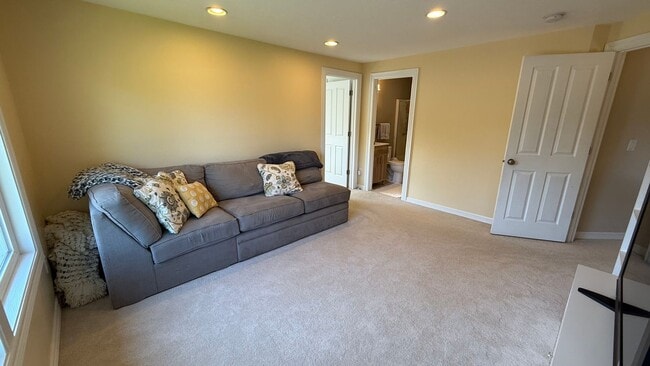 Building Photo - Pristine Single-Family Home in the Heart o...