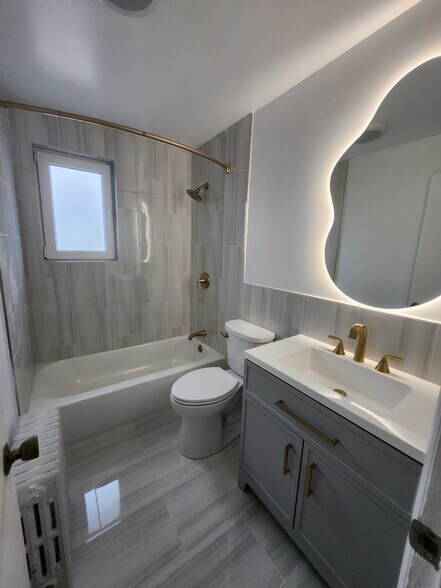 Main Bathroom - 1455 Kennellworth Pl