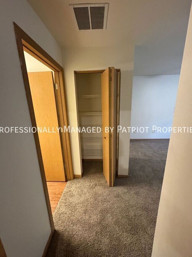 Building Photo - 1609 N Thompson Dr