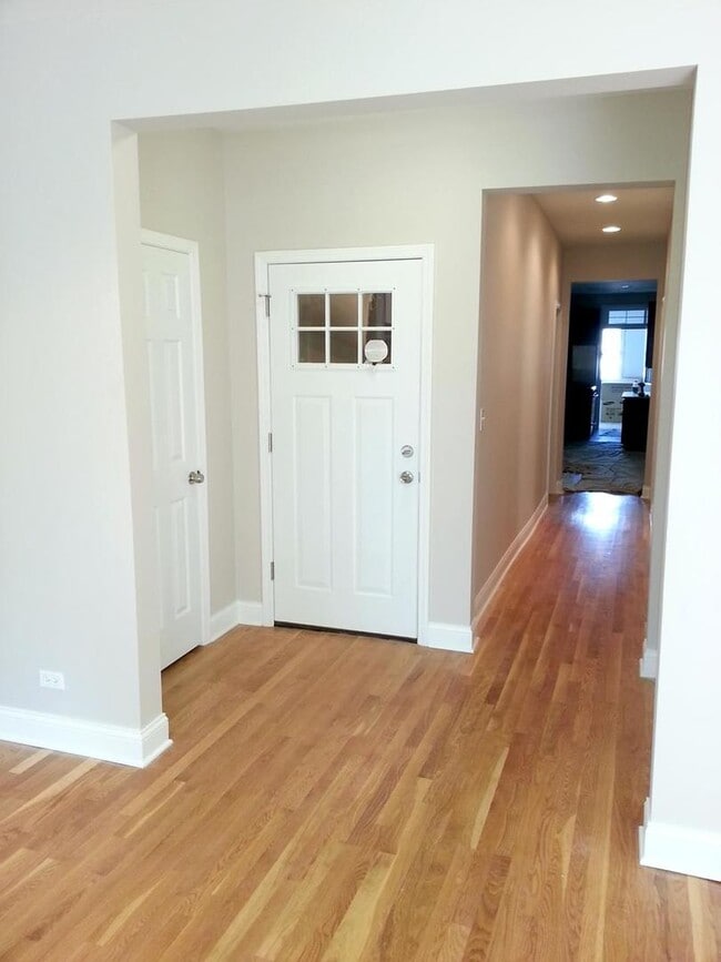 Building Photo - 5010 N Troy St