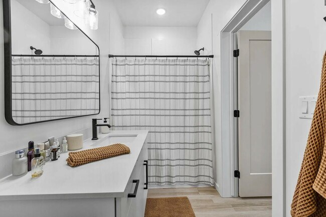 Building Photo - 3131 Fleur Dr