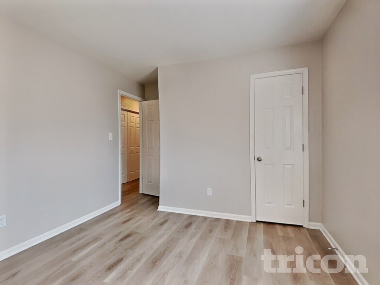 Building Photo - 101 N Lakeside Dr