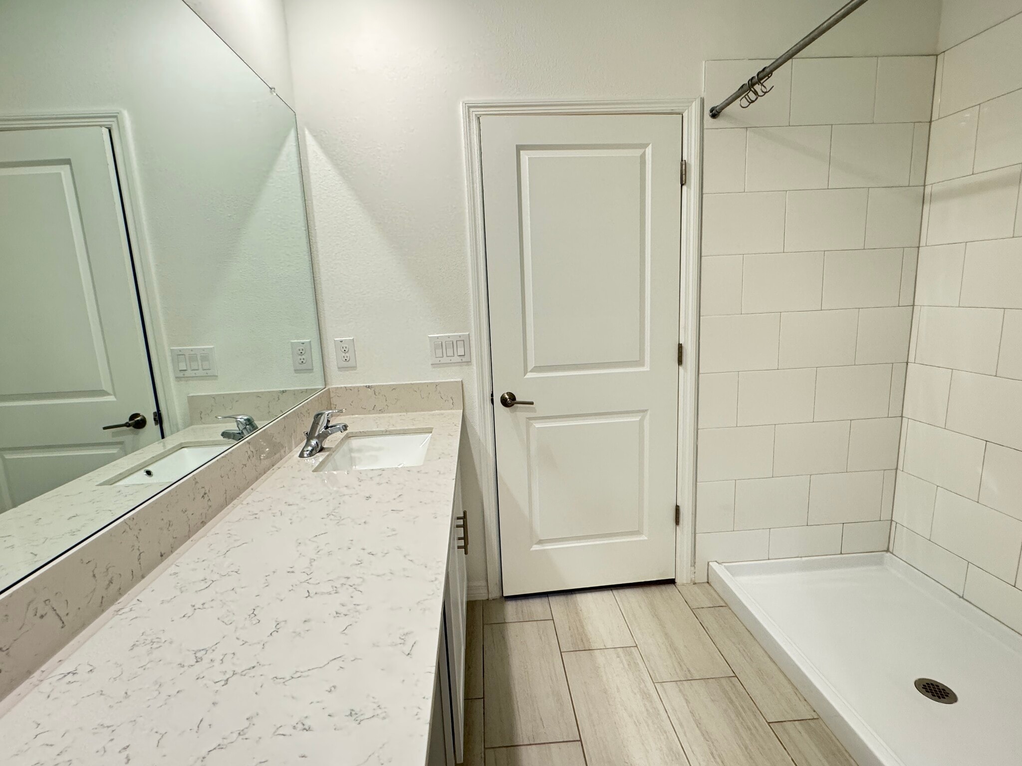 master bath - 2505 Leonia Ln