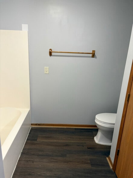 Building Photo - 1112 1/2 Hocking Rd