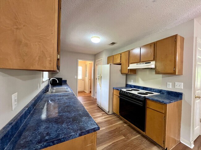 Building Photo - 3 bedroom 2.5 bath home