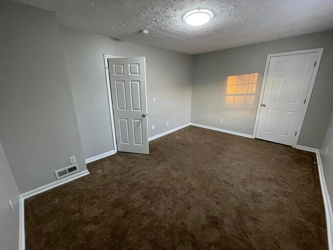 Building Photo - 332 E Lincoln St