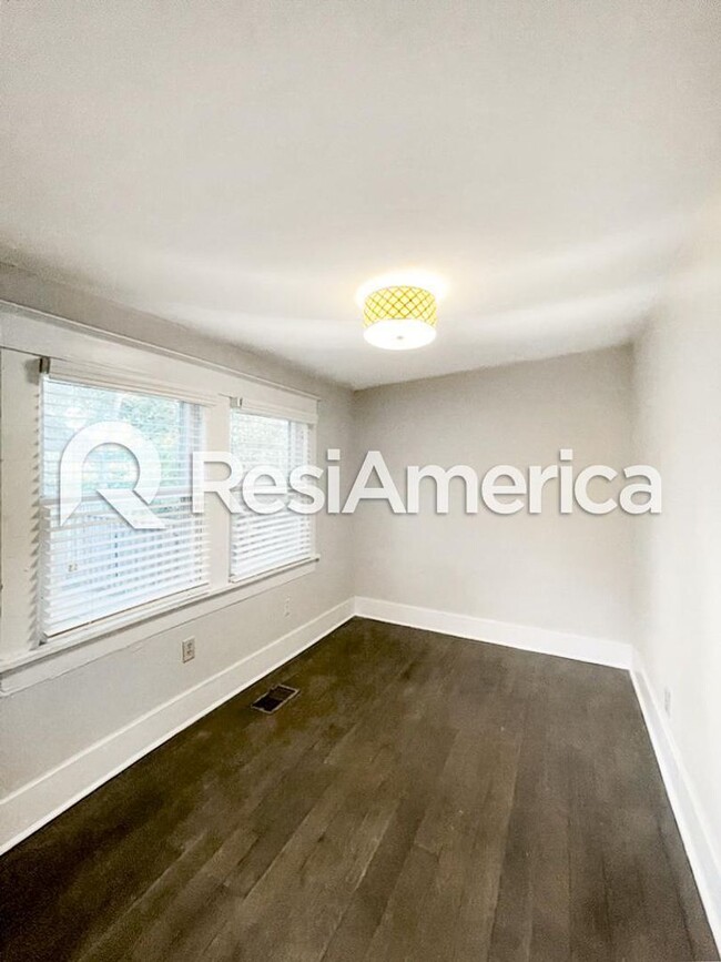 Building Photo - 2 Bedroom/1 Bathroom Midtown Charmer!