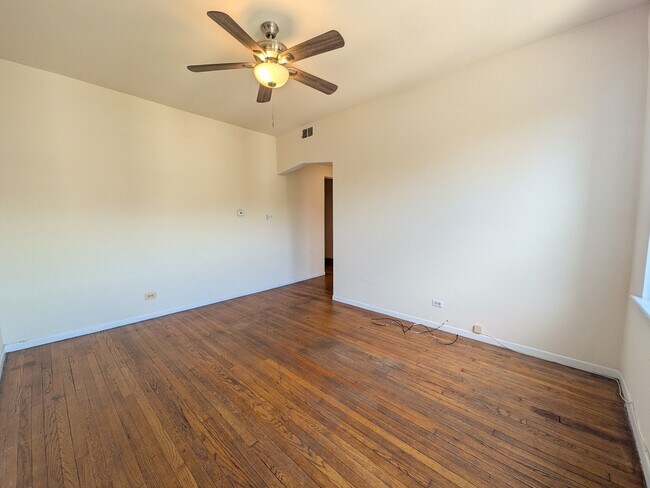 Building Photo - 3147 W Medill Ave