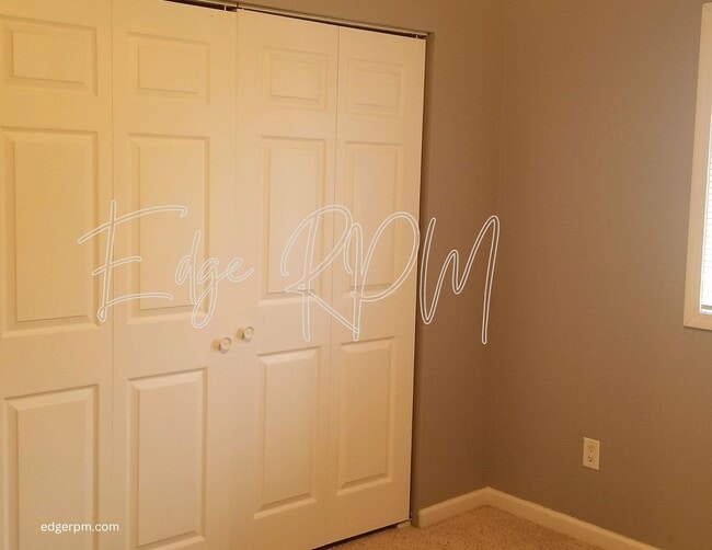 Building Photo - Now leasing for May 2026! Four Bed/One Bath