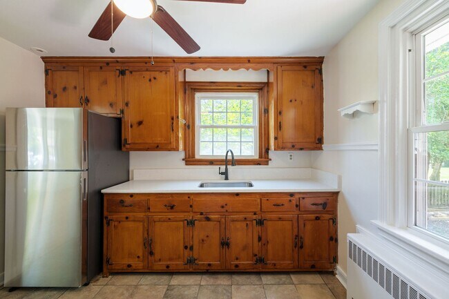 Building Photo - Beautiful 2 Bedroom Corner Lot of Park Ave! ***Available Late June 2026***