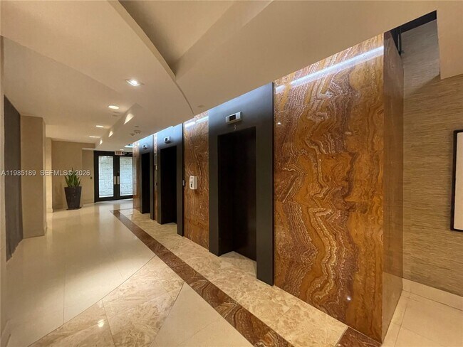 Building Photo - 2555 Collins Ave