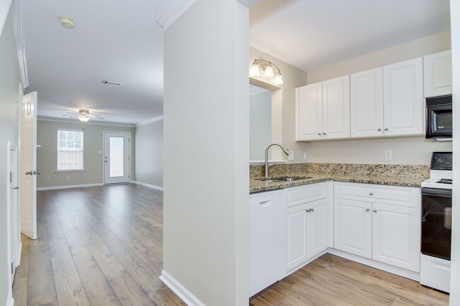 Building Photo - 2 Bedroom 2.5 Bath Townhouse