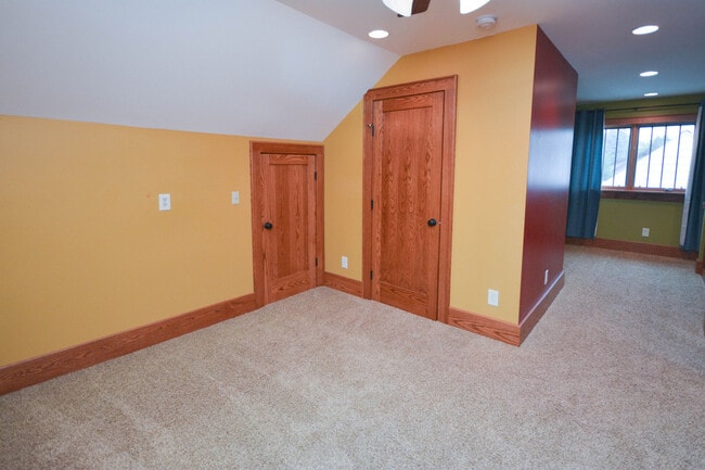 Building Photo - Kutzky Park Home w/Master Suite
