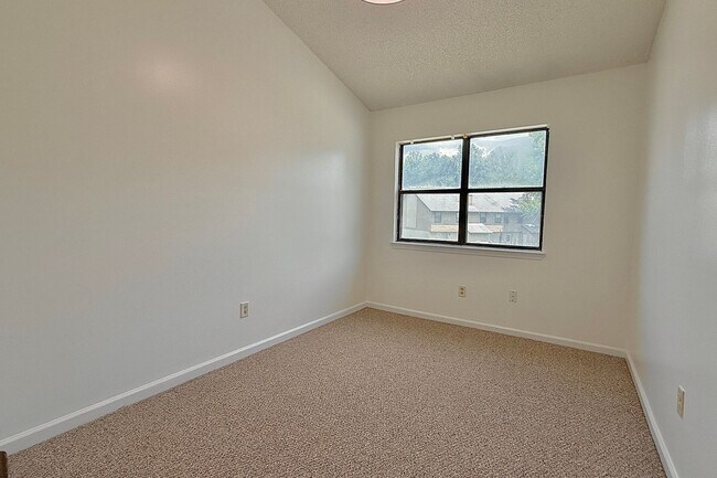 Building Photo - AVAILABLE END OF AUGUST 2026! (No pets preferred)